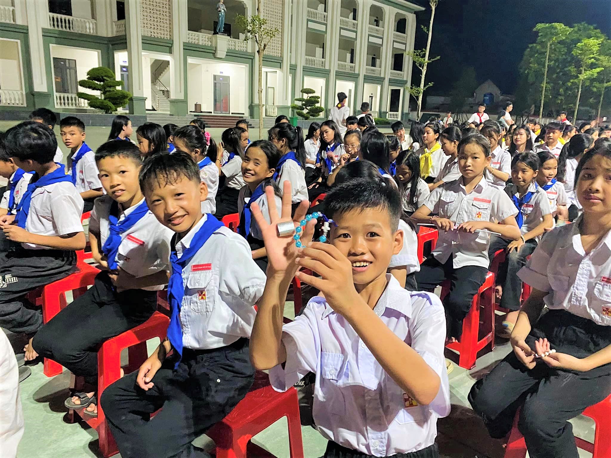 Những đóa hoa thiêng dâng Mẹ của thiếu nhi xứ Hòa Thắng